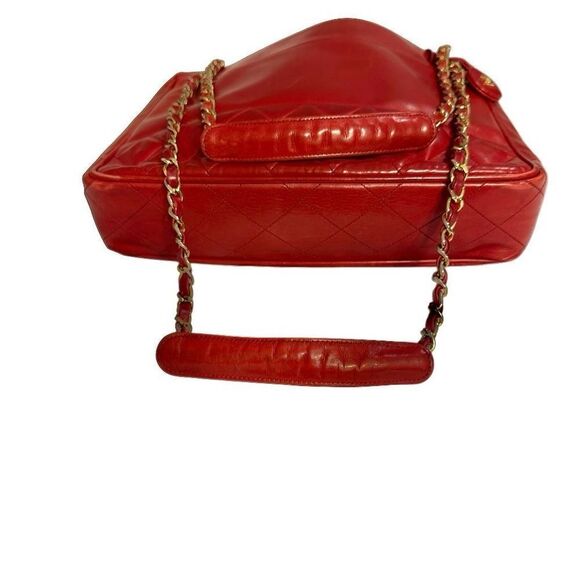 CHANEL Red Shoulder Bag with Timeless Elegance - Picture 9 of 16
